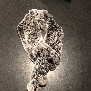 Elegant Fur Hiso scarf - Black and white